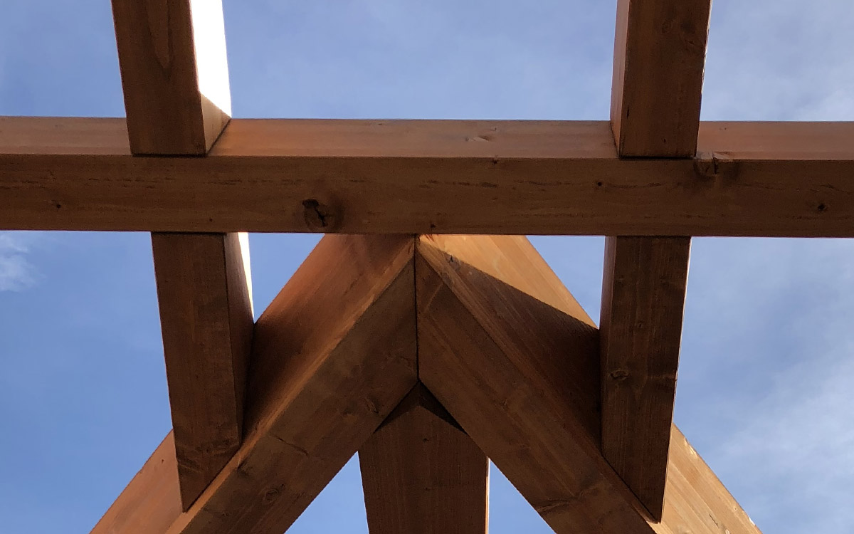 Uniones estructura de madera tratada con diseño visto interior